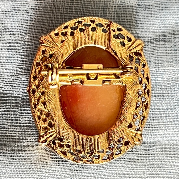 Vintage Hand Carved Shell Cameo 1.5" Brooch Pendant 10.5g Italian Heirloom - Picture 5 of 8